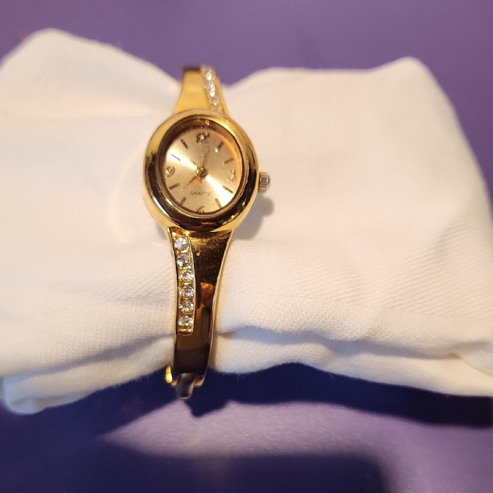 Elegant Gold Women's Watch with Crystal Accents